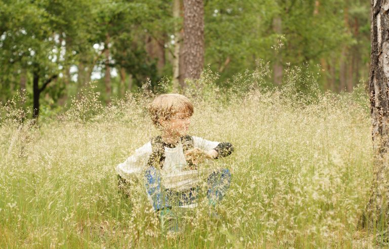 Kind in gras tijdens Het Bewaarde Land